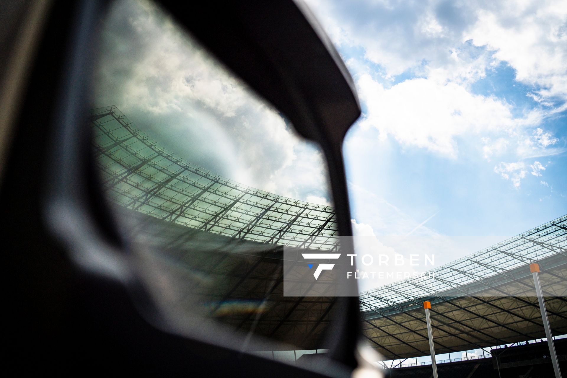 Wolken und das Dach des Olympiastadions spiegeln sich in der Kamera waehrend der deutschen Leichtathletik-Meisterschaften im Olympiastadion am 26.06.2022 in Berlin